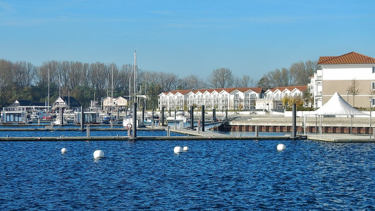 qwesy qwesy / CC BY 2.0 YachtWelt Weiße Wiek Boltenhagen